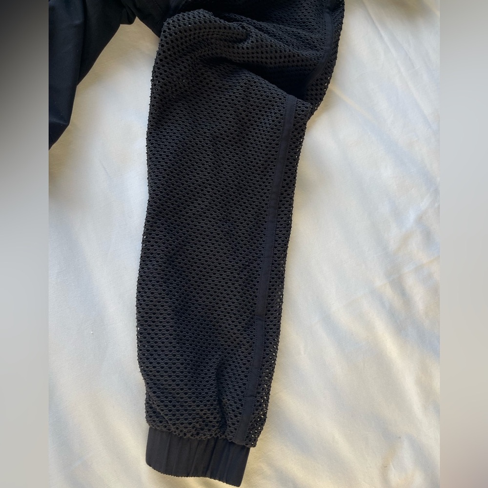 Lululemon Catch a Breeze Black Cropped Pullover Hoodie Fits like Women’s Size 2 - Picture 8 of 14